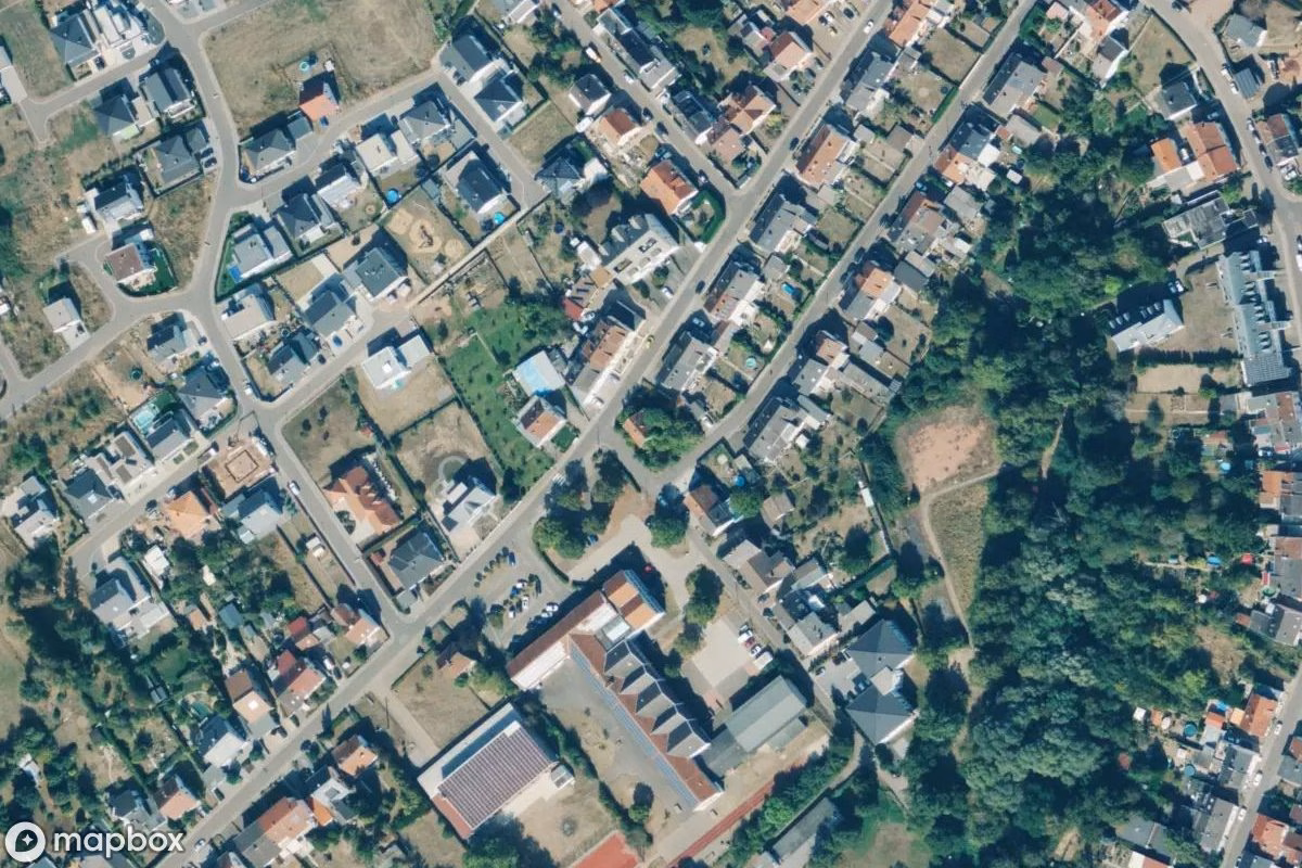 Satellietbeeld vanuit de lucht van Wohnhaus, een verlaten Woonhuis in Wallerfangen, Duitsland