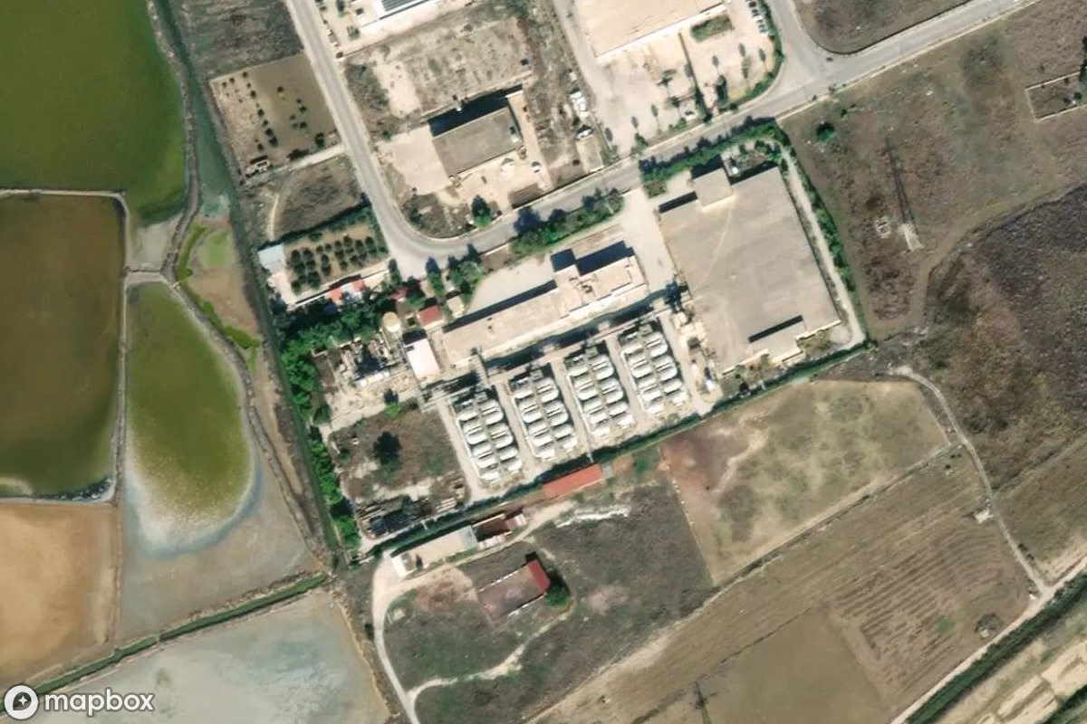 Satellietbeeld vanuit de lucht van Lost Place, een verlaten  in Trapani, Italië