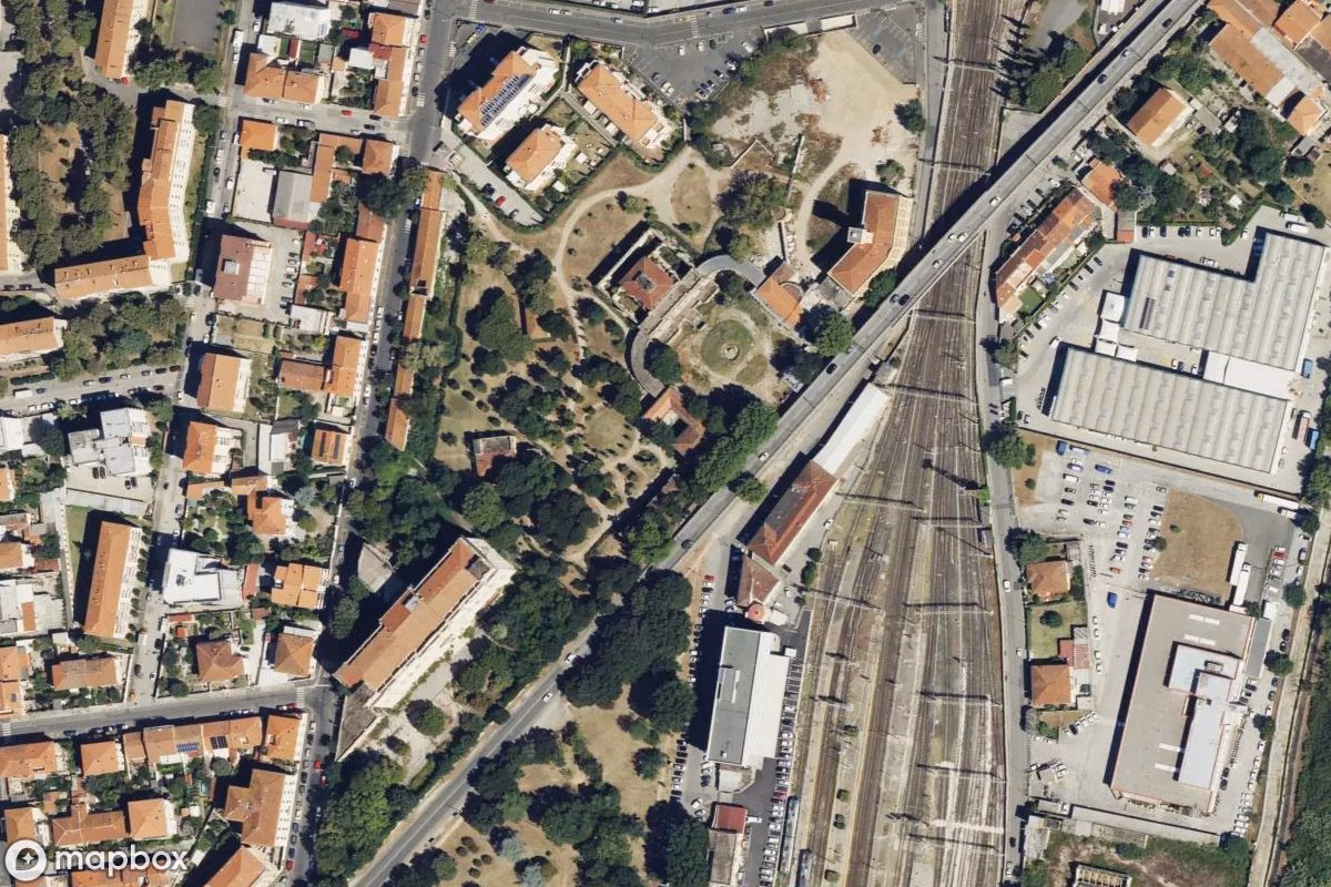 Satellitbillede set fra luften af Lost Place, et forladt  i Livorno, Italien