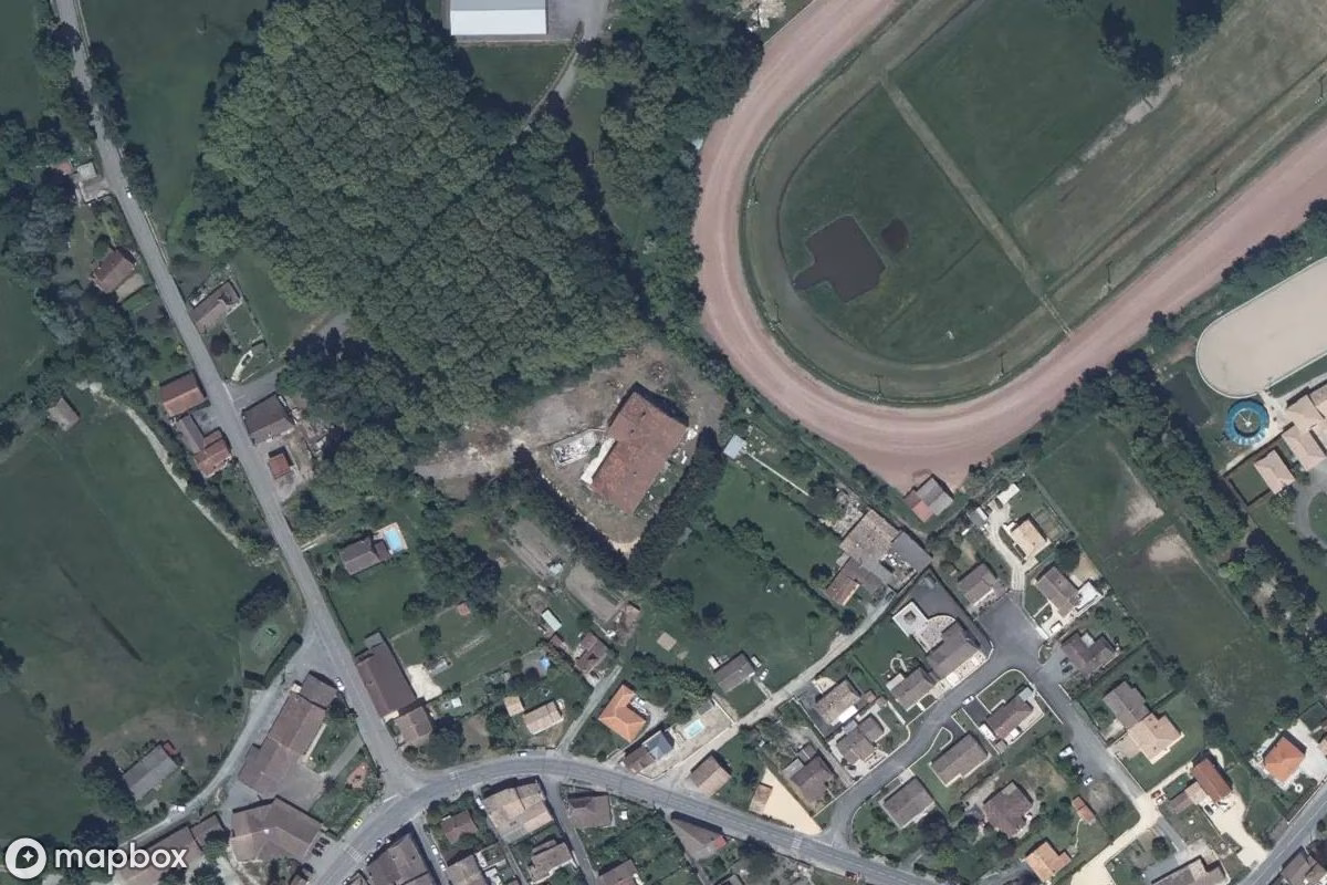 Satellitbillede set fra luften af Hotel du Verschwundenen, et forladt Hotel i Villeréal, Frankrig