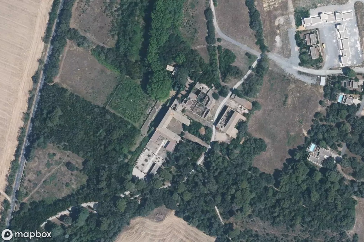 Satellitbillede set fra luften af Lost Place, et forladt  i Montagnac, Frankrig