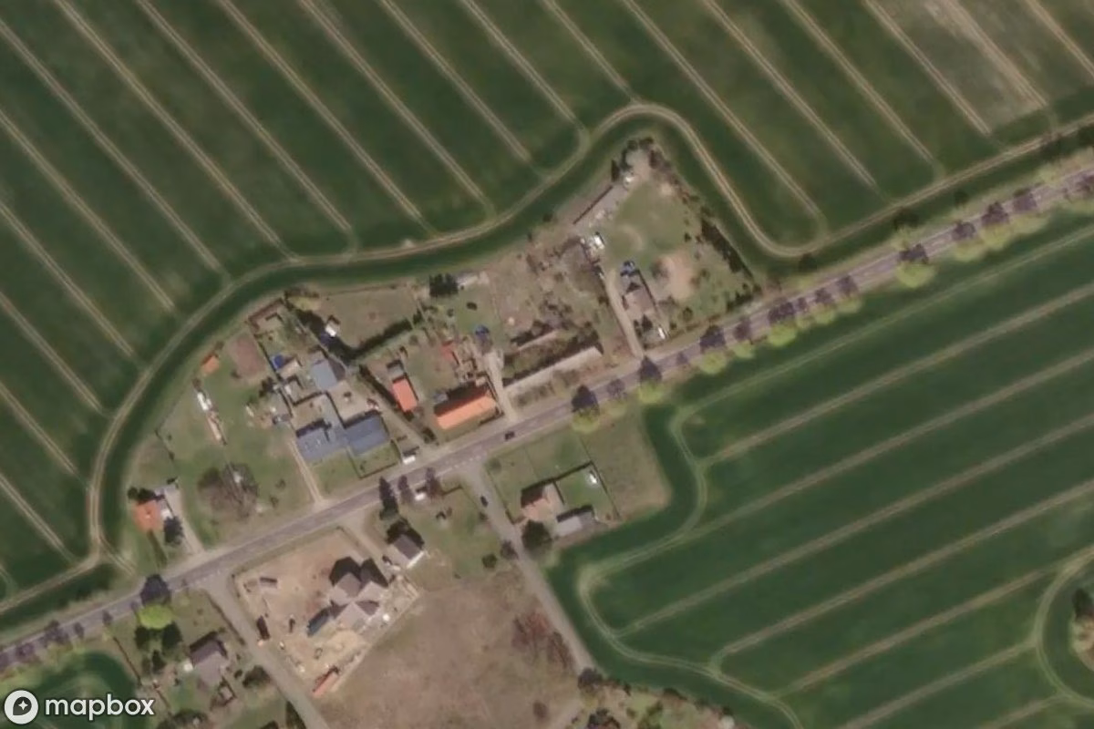 Műholdas légi felvétel Hof helyszínről, egy elhagyatott Tanya itt: Brietzig, Németország