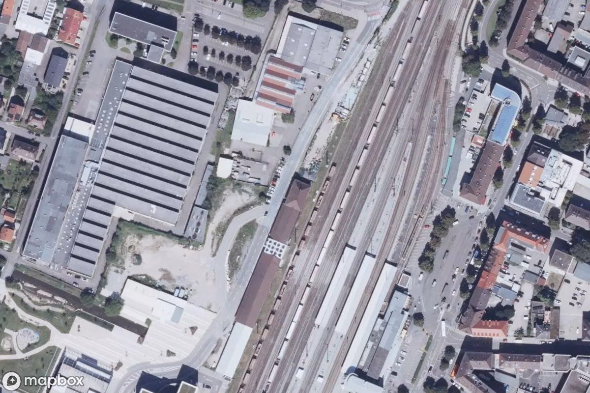 Satelitní letecký pohled na Güterbahnhof/ Bürohaus, opuštěné Nádraží v Bruchsal, Německo