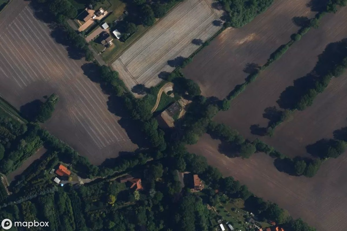 Satellitbild från luften av Bauernhof mit Wohnhaus, en övergiven Bostadshus i Rhaude, Tyskland