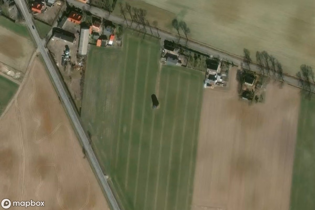 Satellittbilde fra luften av Holländische Windmühle, et forlatt Fabrikk i Młyny, Polen