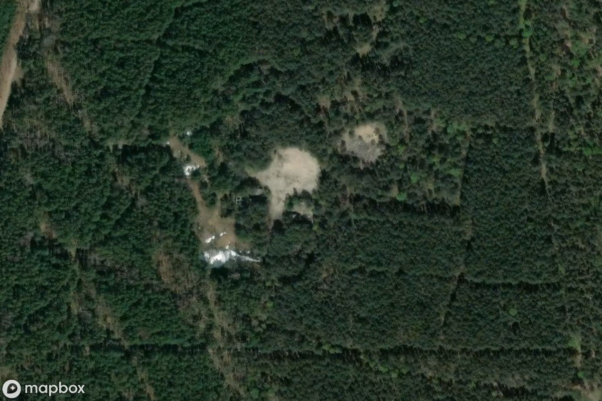 Műholdas légi felvétel Versuchsgelände Nitratfabrik helyszínről, egy elhagyatott Gyár itt: Ujazd, Lengyelország