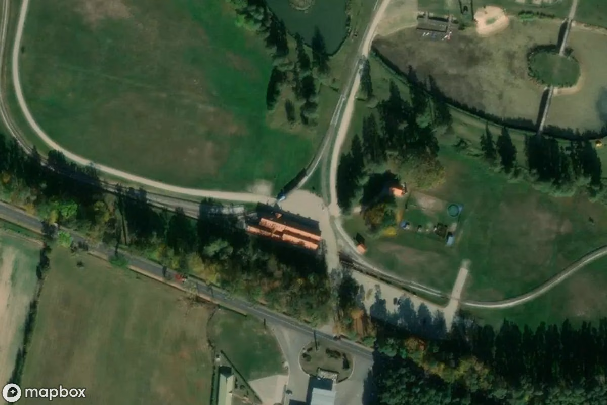 Satellitbild från luften av Krośnicker Schmalspurbahn, en övergiven Järnvägsstation i Krośnice, Polen