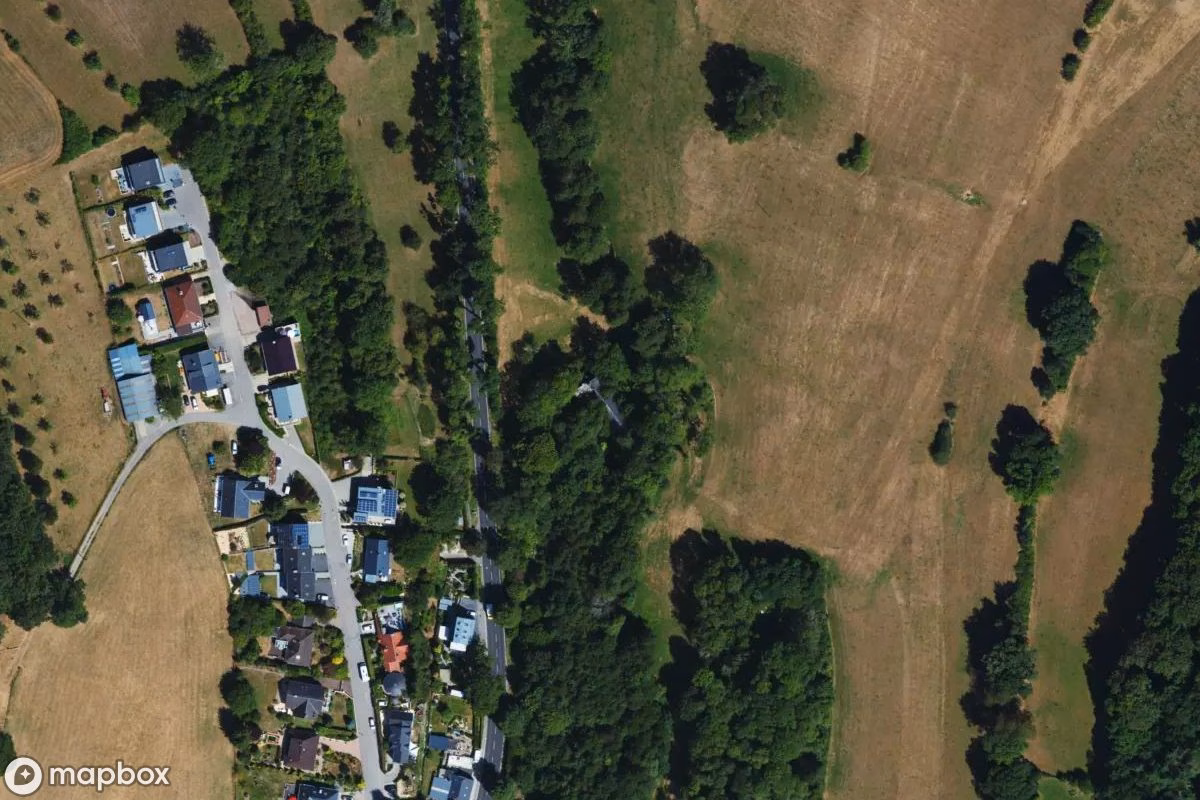 Vista aérea por satélite de Altes Haus, un  abandonado en Dondelange, Luxemburgo