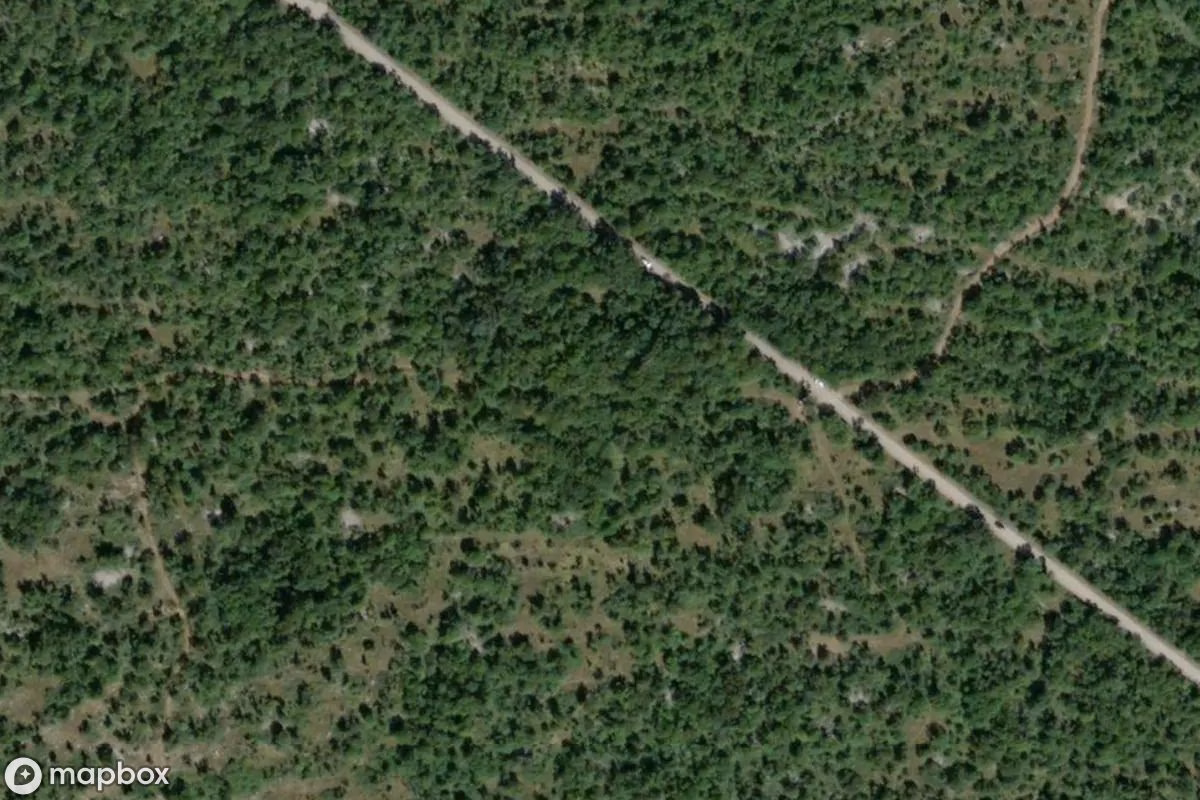 Műholdas légi felvétel Caverna dei Ciclami helyszínről, egy elhagyatott  itt: Monrupino / Repentabor, Olaszország