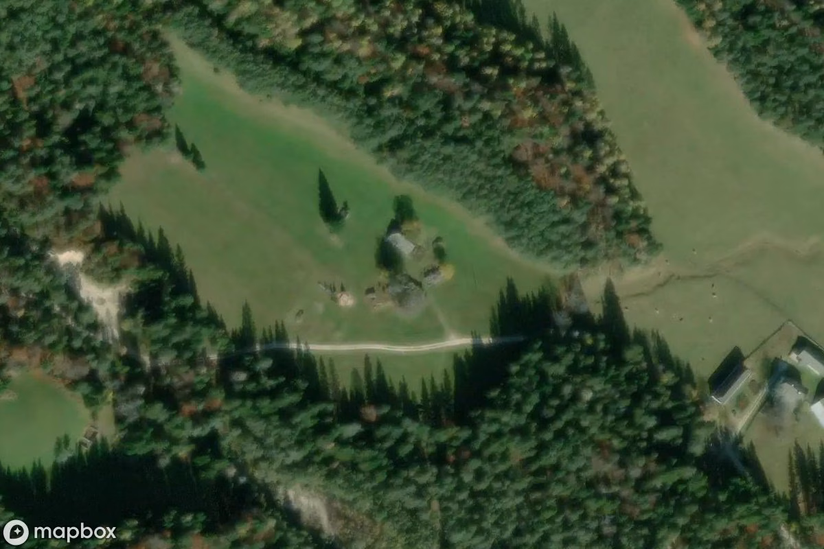Vue aérienne satellite de Bauernhof, un Ferme abandonné à Ferlach, Autriche