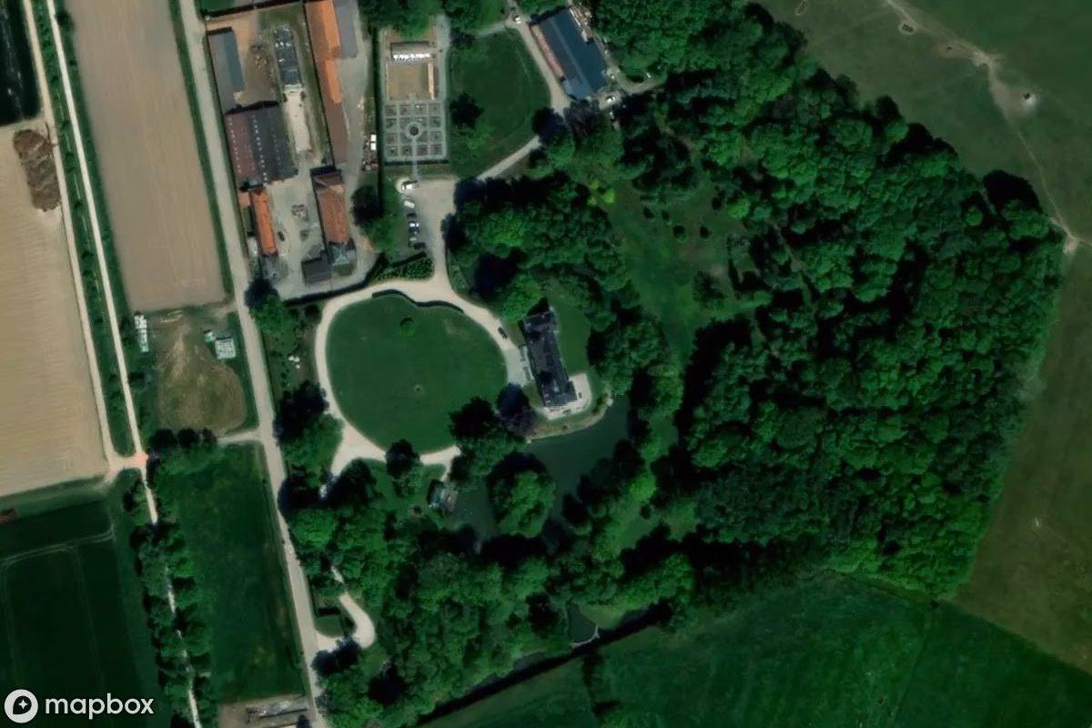 Satellitbild från luften av Château de Grandmetz, en övergiven Slott i Grandmetz, Belgien