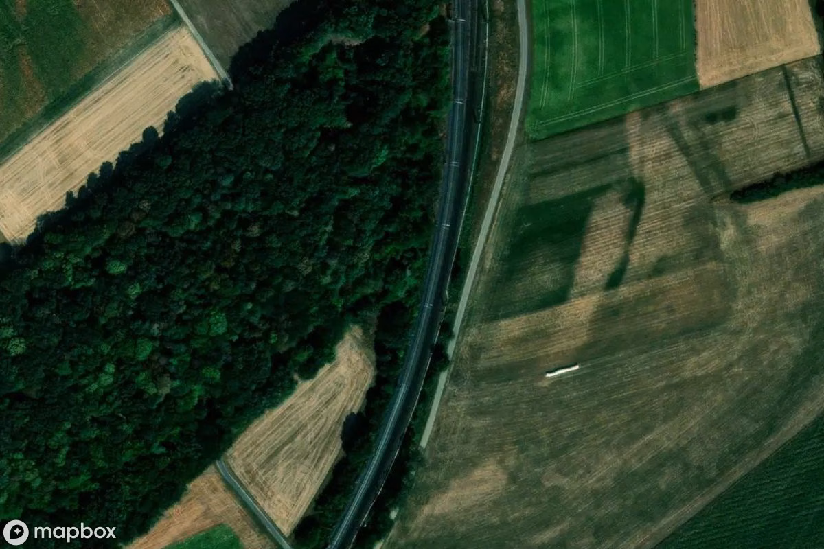 Satellitbild från luften av Haus mit Zugewaggon, en övergiven  i Grifte, Tyskland