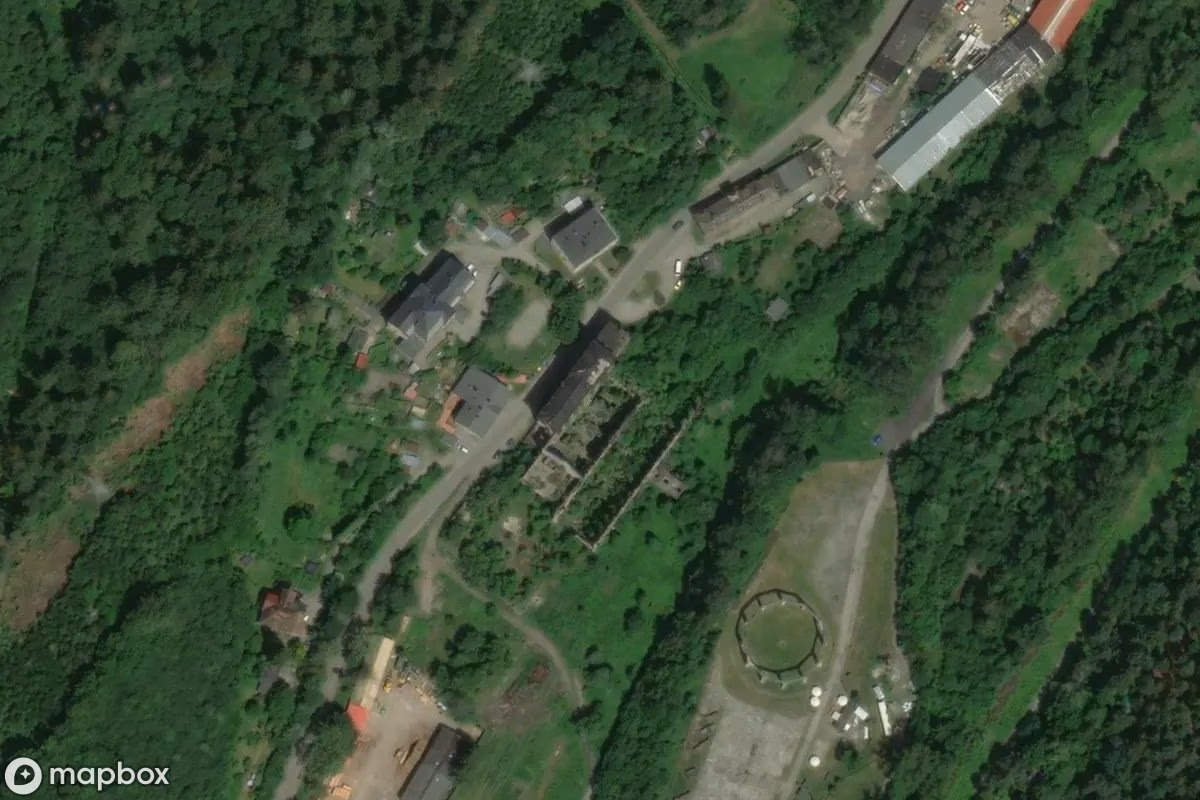 Műholdas légi felvétel Verlassenes Elektrizitätswerk helyszínről, egy elhagyatott Erőmű itt: Ludwikowice Kłodzkie, Lengyelország