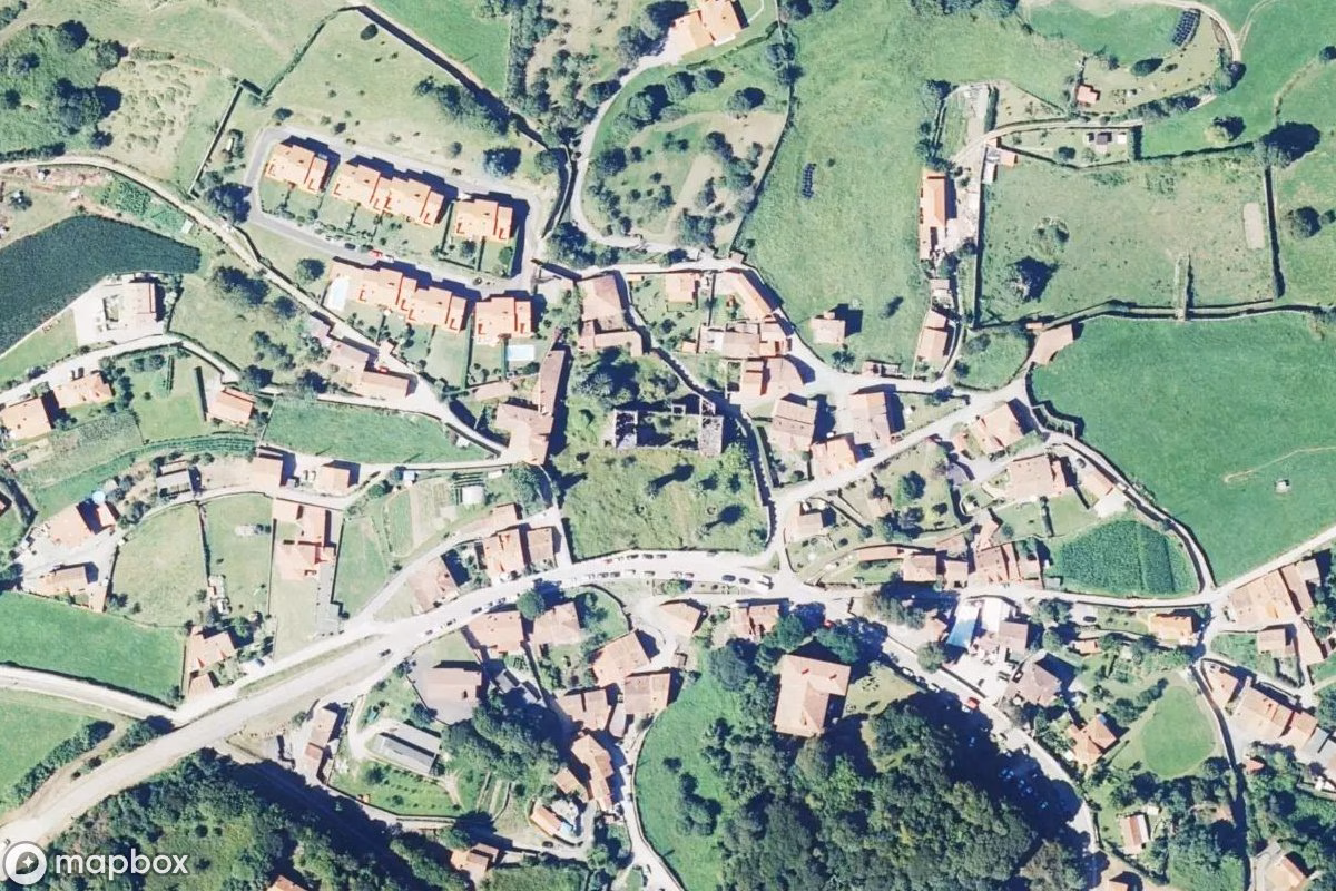 Satelitní letecký pohled na Palacio Mendoza Cortina, opuštěné  v Llanes, Španělsko