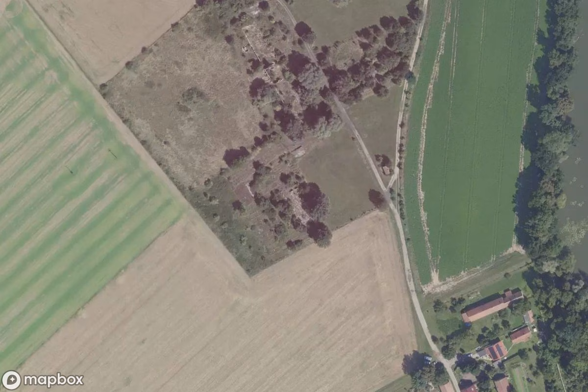 Satellittbilde fra luften av Ruine, et forlatt Ruin i Poděbrady, Tsjekkia