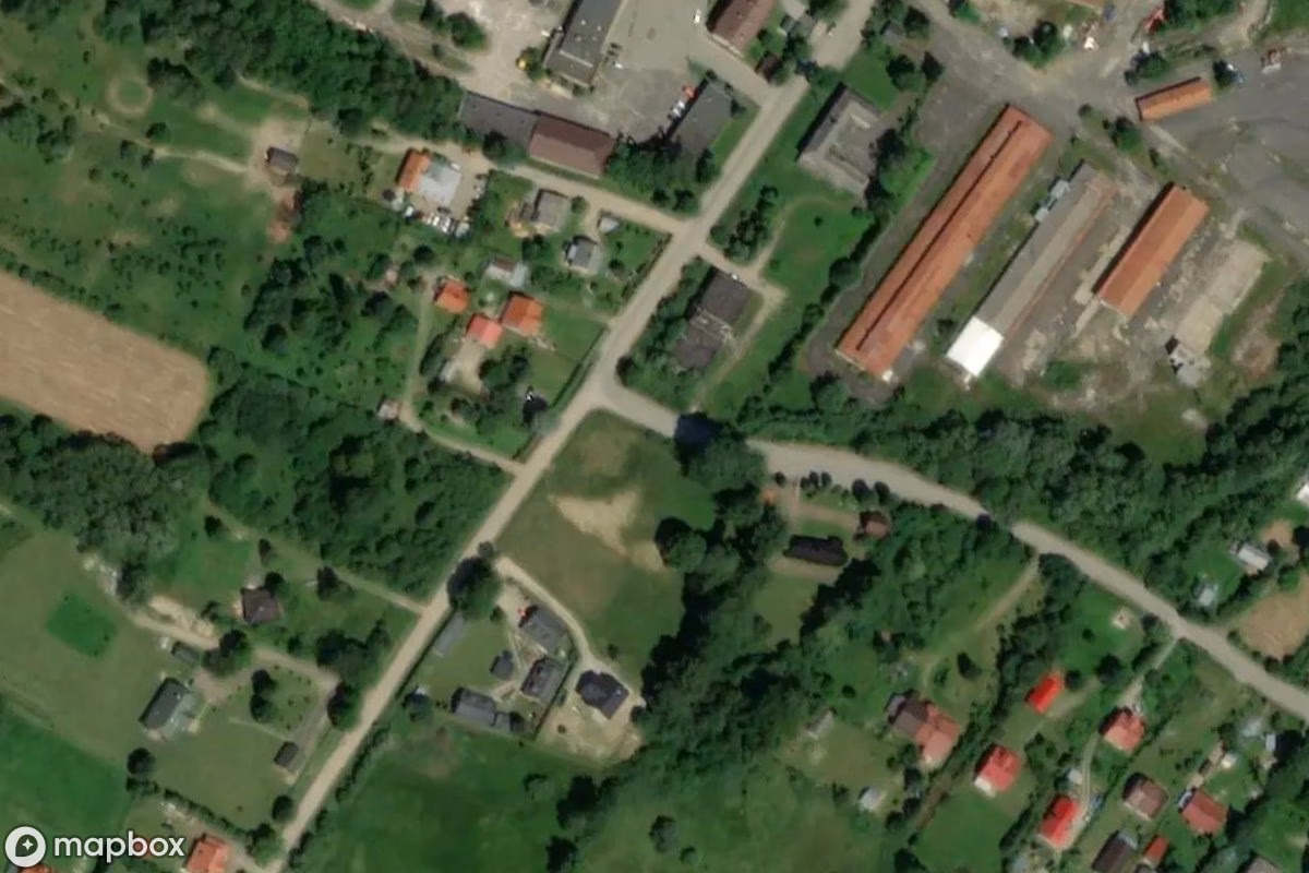 Satellietbeeld vanuit de lucht van Lost Place, een verlaten  in Ustjanowa Górna, Polen