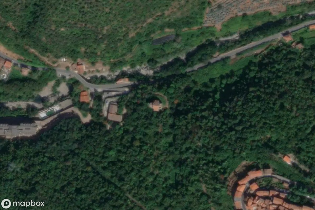 Satellitbillede set fra luften af Kirche Lago Pigo, et forladt  i Castel Vittorio, Italien