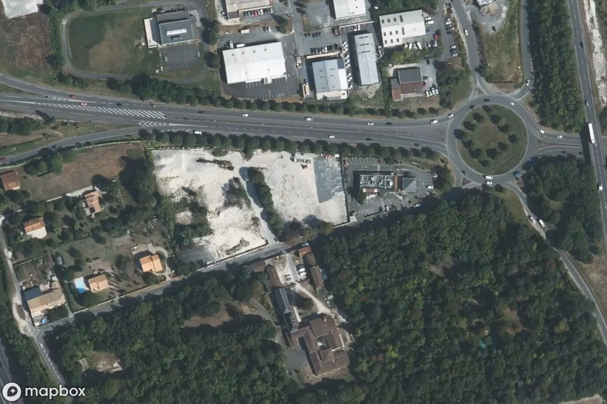 Satellitbillede set fra luften af Ehemaliger Autohändler Sai, et forladt Butik i Saintes, Frankrig