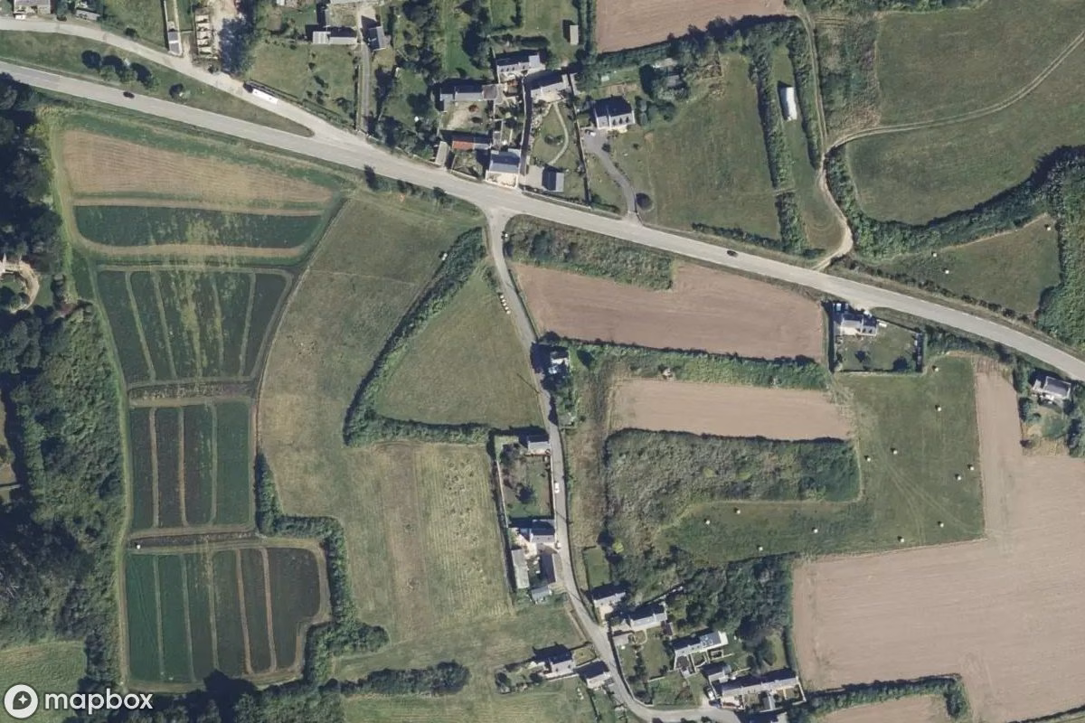 Műholdas légi felvétel Maison Des Oiseaux helyszínről, egy elhagyatott Lakóház itt: Penneac'h, Franciaország