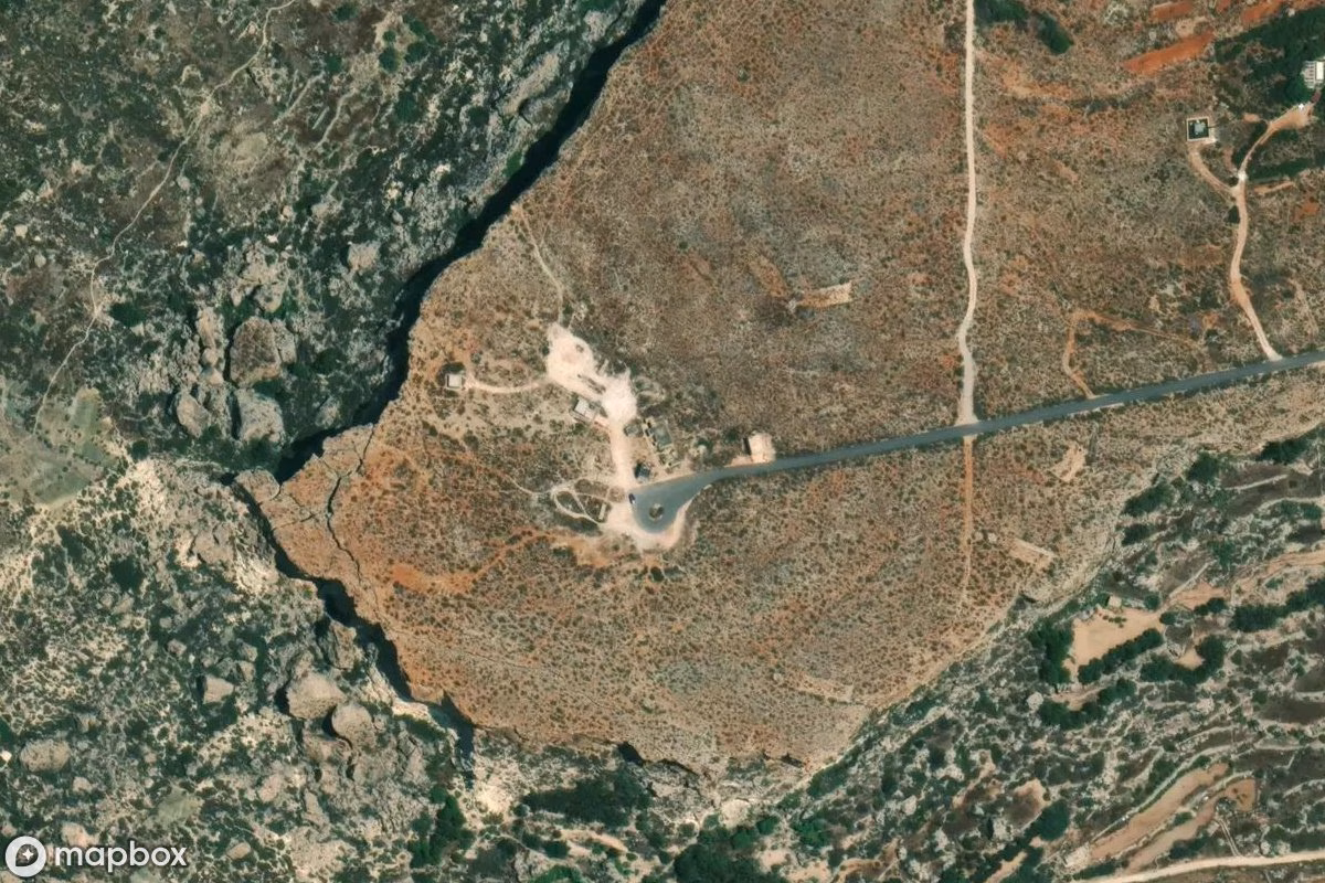 Műholdas légi felvétel Radarstation helyszínről, egy elhagyatott Katonai létesítmény itt: Mellieħa, Olaszország