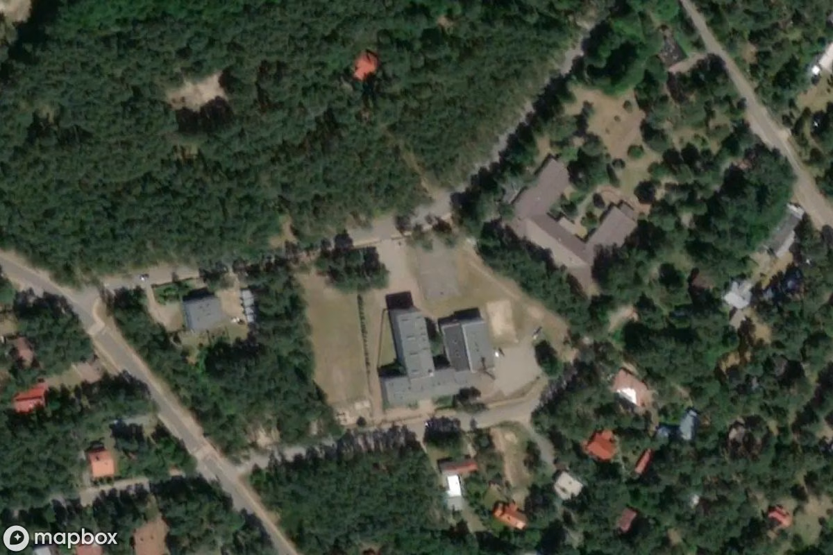 Satellietbeeld vanuit de lucht van Panzerdenkmal, een verlaten  in Urle, Polen