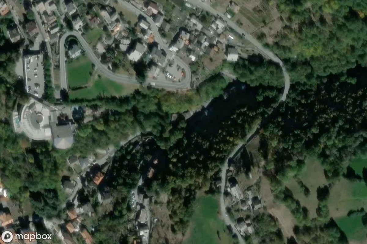 Satelitní letecký pohled na Antike Thermen, opuštěné  v Saint-Vincent, Itálie