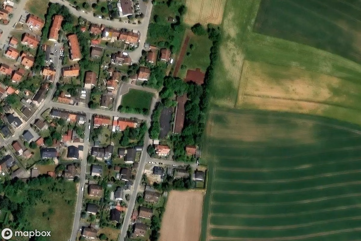 Satellitbillede set fra luften af Schule, et forladt Skole i Obereichenbach, Tyskland