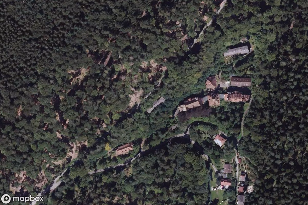 Satelitarny widok z lotu ptaka Mehrfamilienhaus, opuszczone  w Schömberg, Niemcy