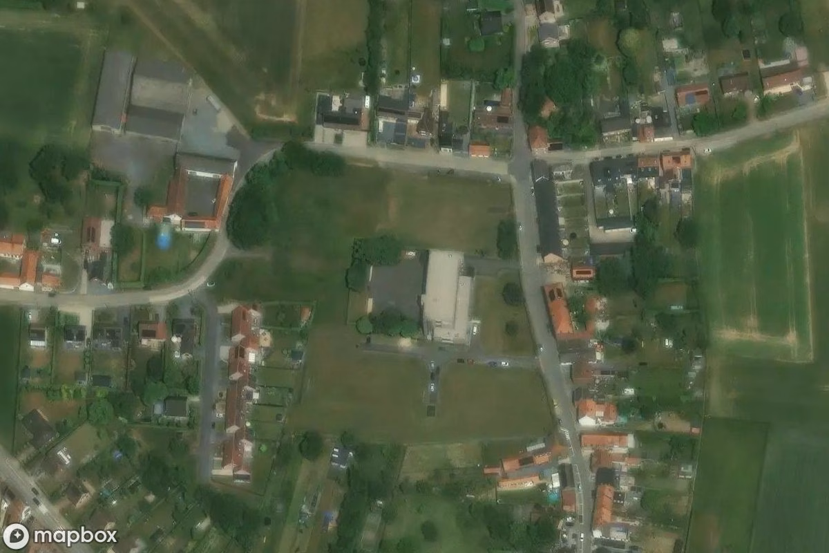 Satellietbeeld vanuit de lucht van Lycée, een verlaten School in Amougies, België