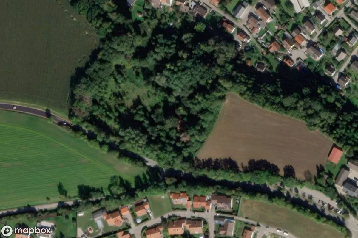 Műholdas légi felvétel Haus der Verkehrsschilder helyszínről, egy elhagyatott  itt: Dingolfing, Németország