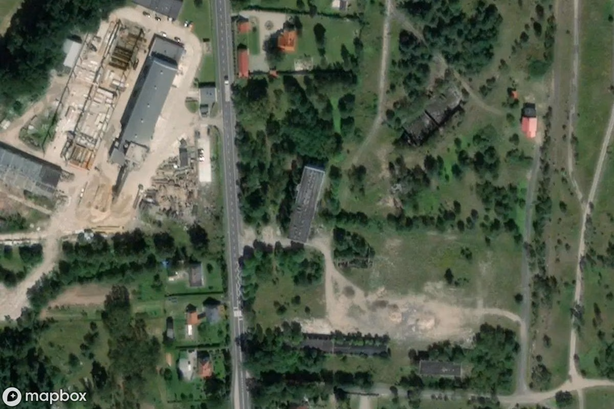 Satellittbilde fra luften av Schule Ruska, et forlatt Skole i Trzebień, Polen