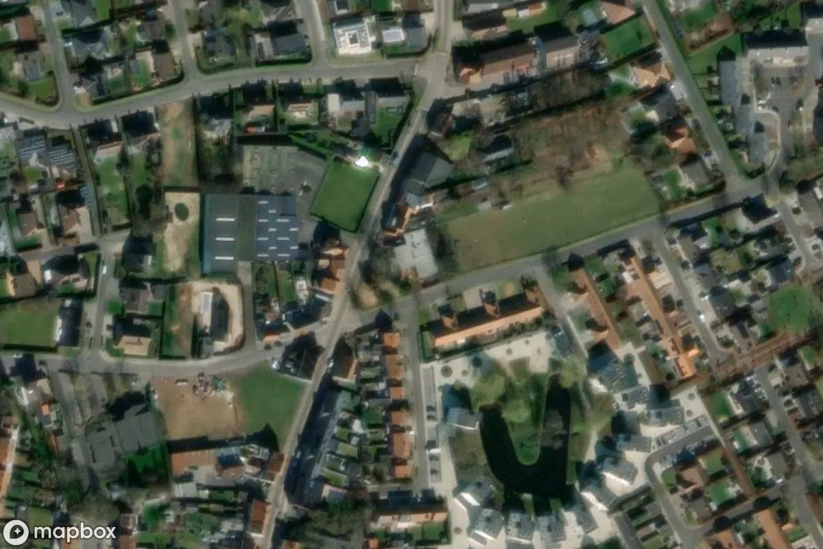 Vue aérienne satellite de Messi Haus der Gläubigen, un  abandonné à Kortrijk, Belgique