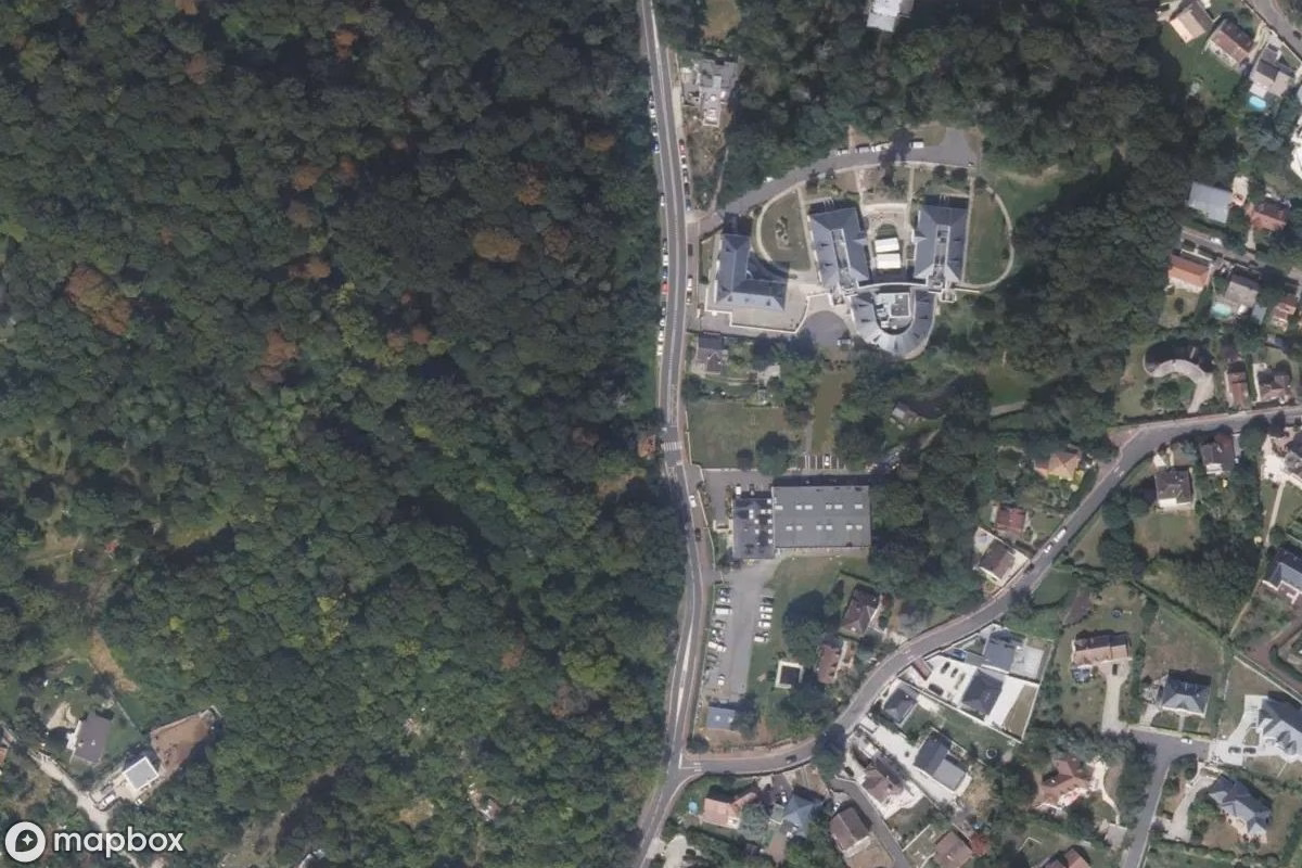 Műholdas légi felvétel Maison helyszínről, egy elhagyatott Lakóház itt: Andilly, Franciaország