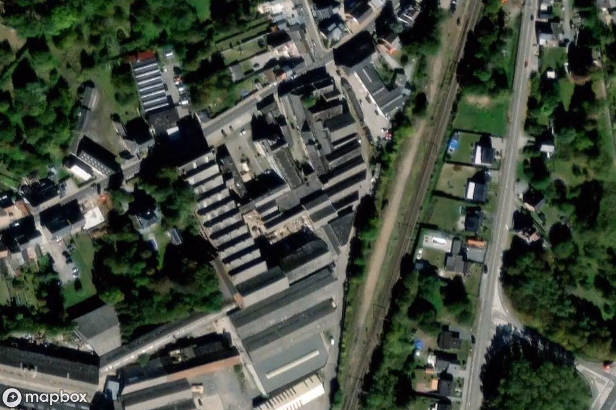 Vue aérienne satellite de Fabrik der Biker, un Usine abandonné à Jemeppe-sur-Sambre, Belgique