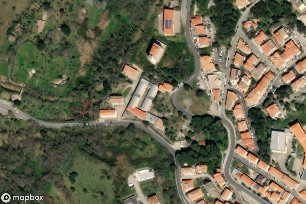 Satelitní letecký pohled na Ehemaliges ENAP-Institut, opuštěné  v Tèmpiu/Tempio Pausania, Itálie