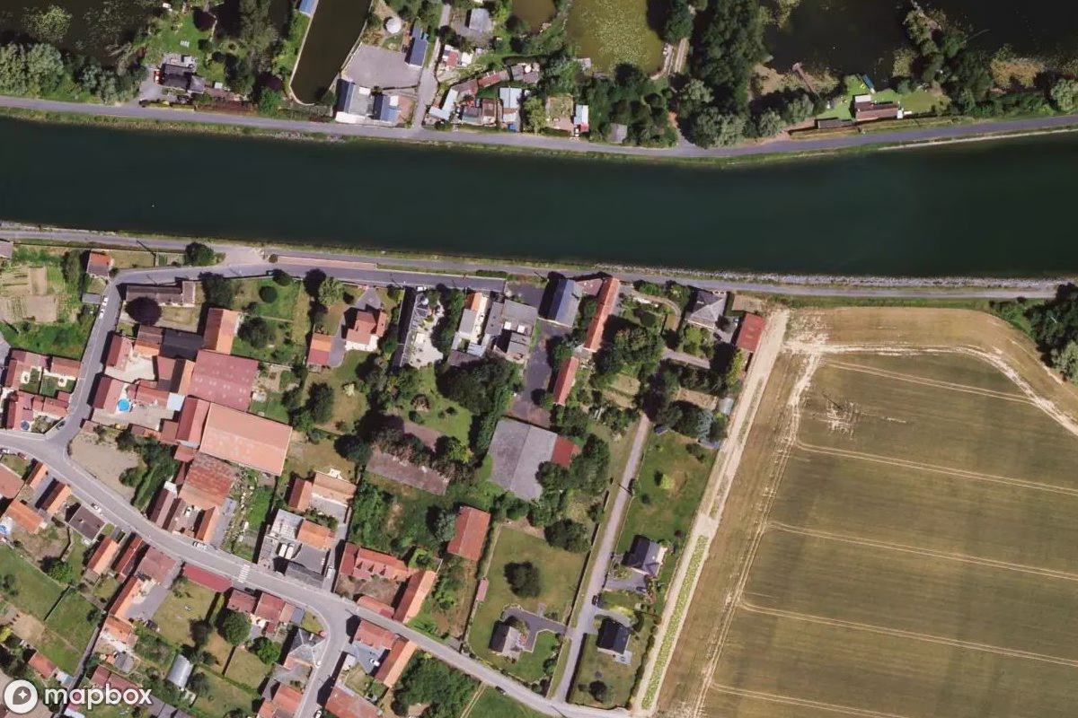 Satellitbillede set fra luften af Alte Brauerei, et forladt Fabrik i Hem-Lenglet, Frankrig