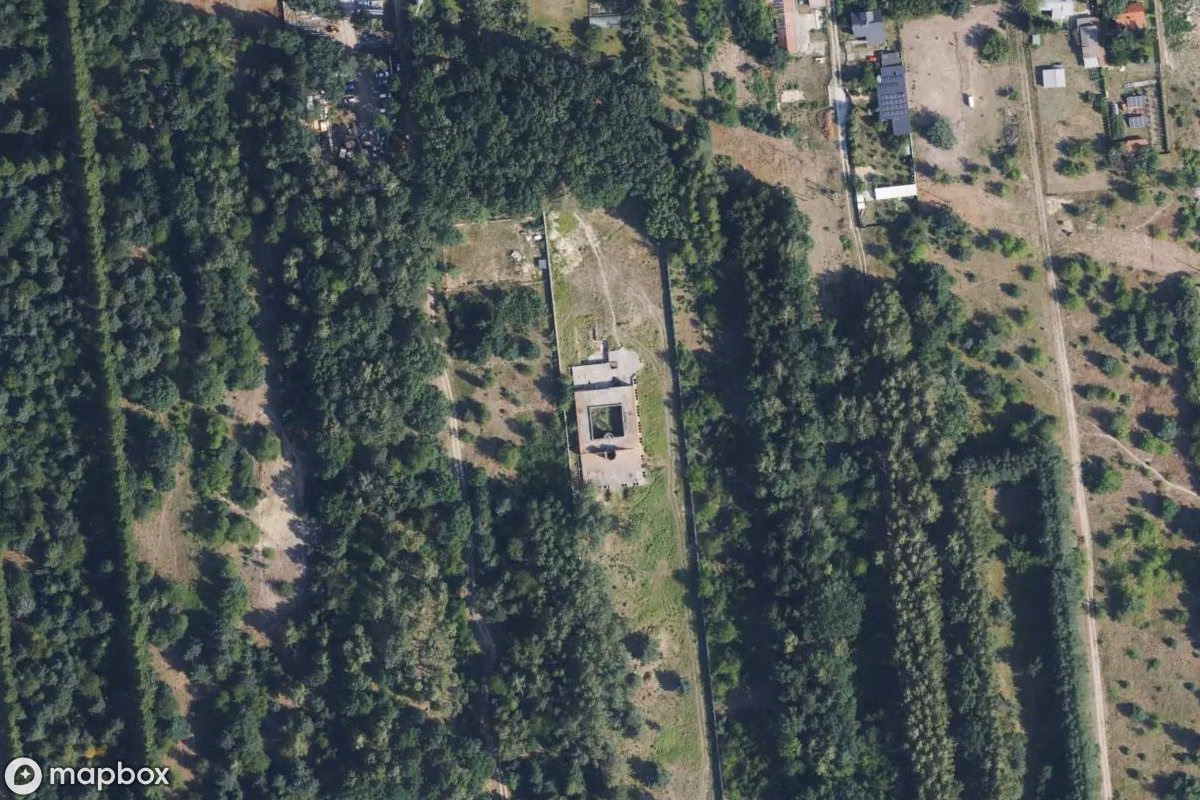 Műholdas légi felvétel Villa-Bordell helyszínről, egy elhagyatott Lakóház itt: Sulejówek, Lengyelország