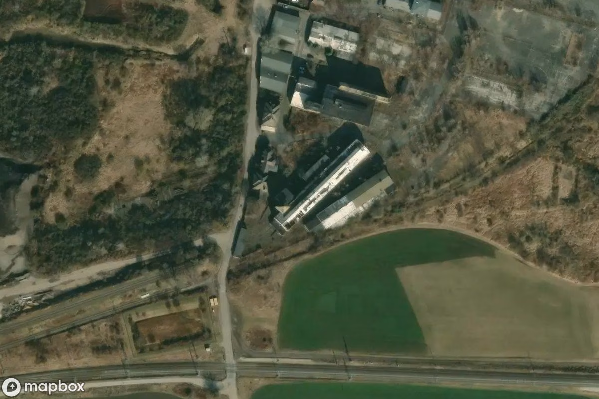 Satelitní letecký pohled na Gröbziger Betonwerke, opuštěné Továrna v Köchstedt, Německo