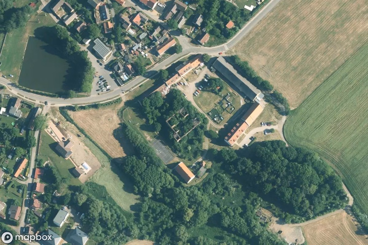 Satellietbeeld vanuit de lucht van Burgruine Líšťany, een verlaten  in Líšťany, Tsjechië
