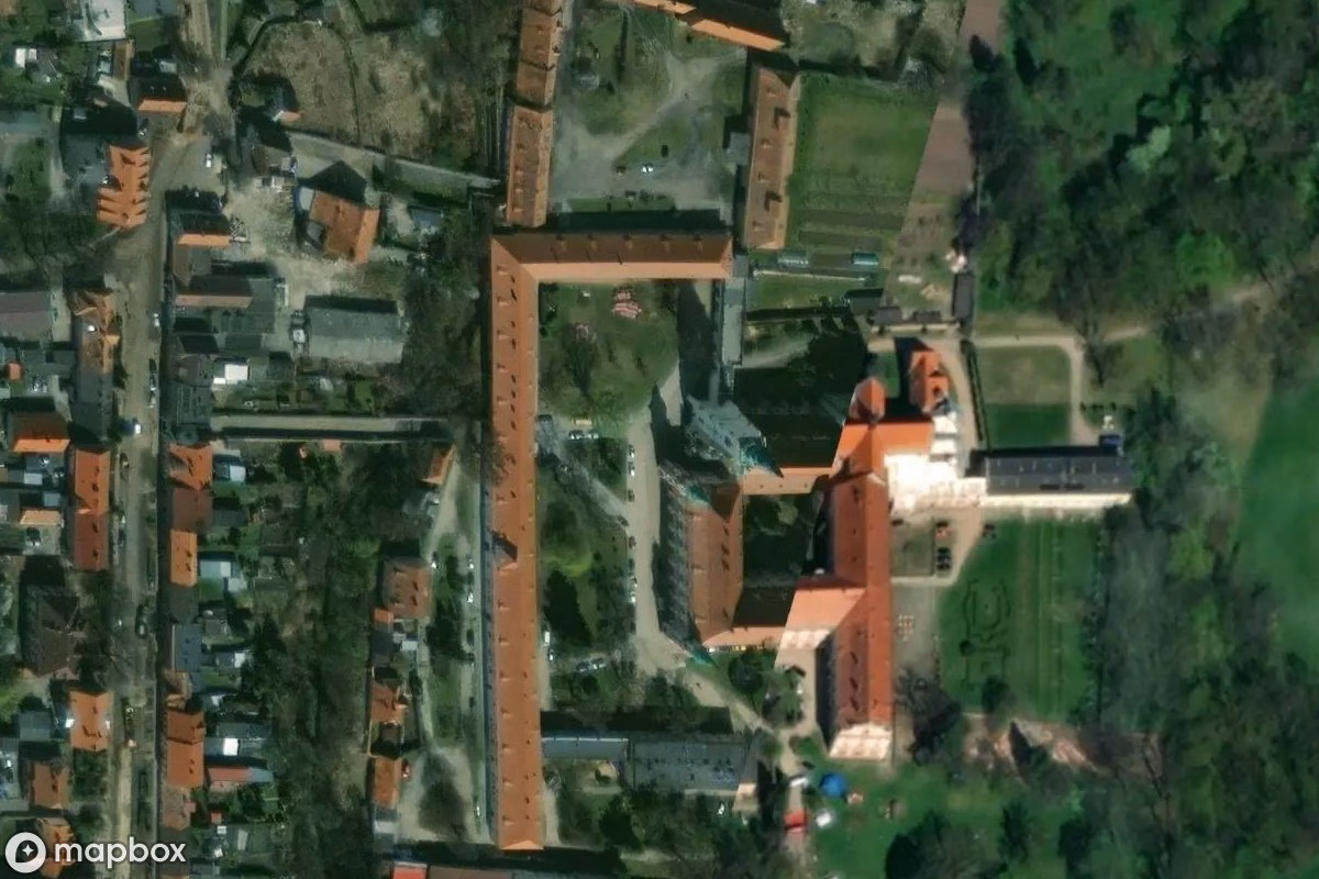 Satellitenansicht von Zisterzienserkloster Henryków, eine verlassene Kirche in Henryków, Polen
