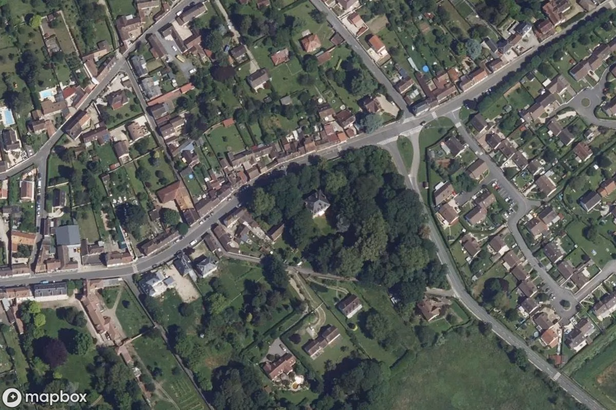 Satellitbillede set fra luften af Mansion Globertrotter, et forladt  i Chaumont-en-Vexin, Frankrig