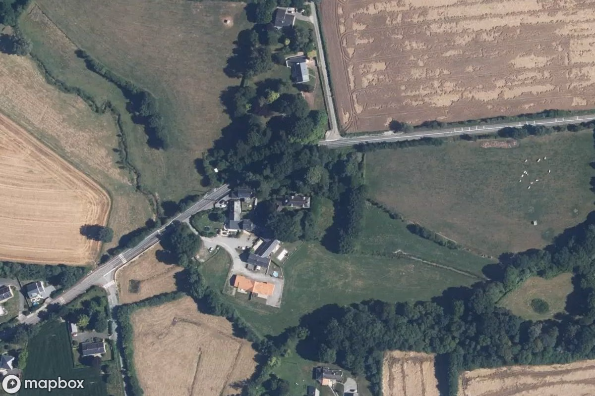 Satelitarny widok z lotu ptaka Manoir Du Dealer, opuszczone Dom mieszkalny w La Paquelais, Francja