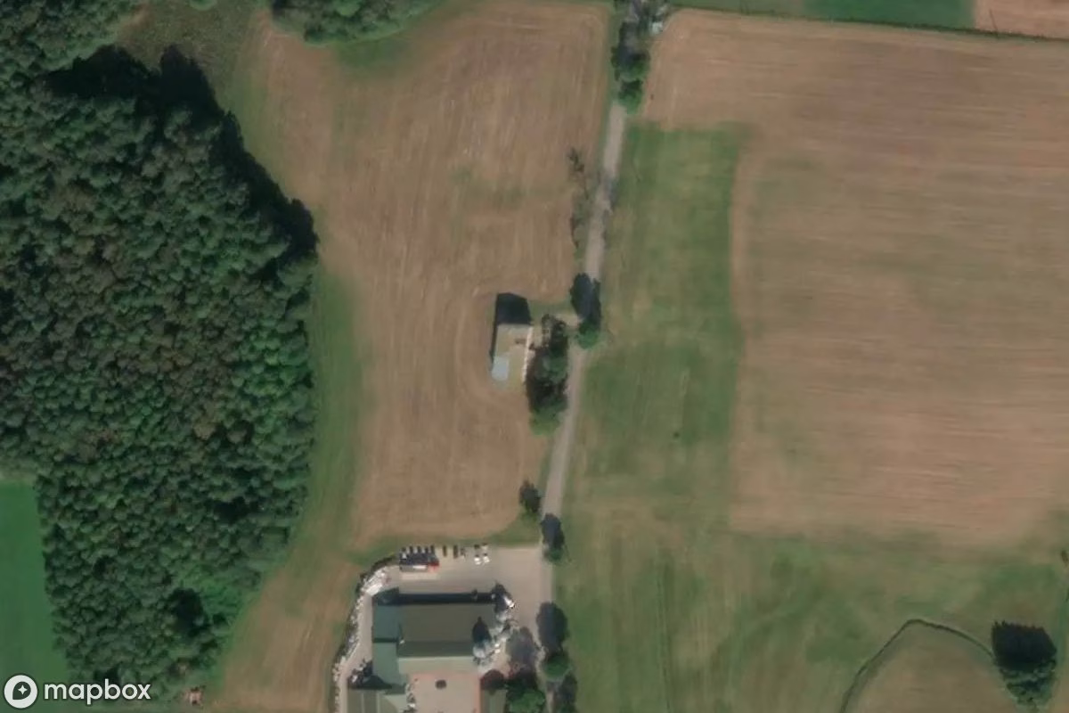 Satellitbillede set fra luften af Litauische Grundschule, et forladt Skole i Wojtokiemie, Polen