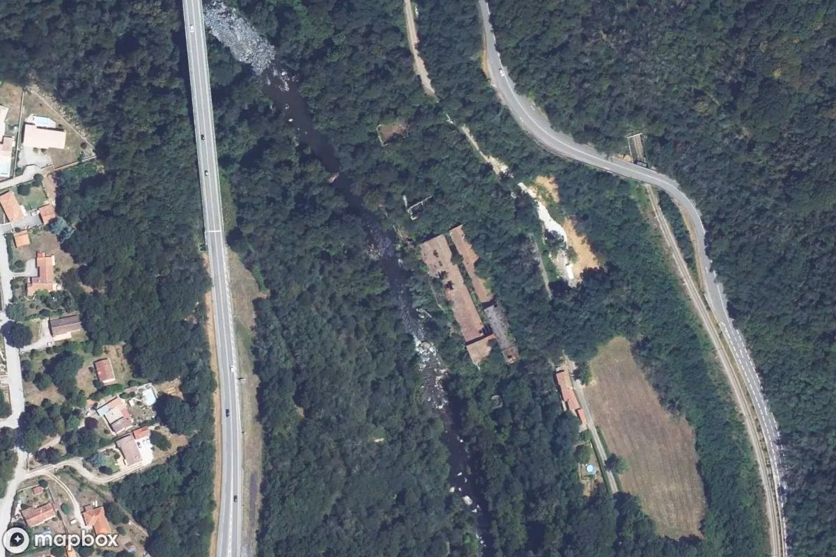 Satellitbild från luften av Lost Place, en övergiven  i Saint-Paul-de-Jarrat, Frankrike