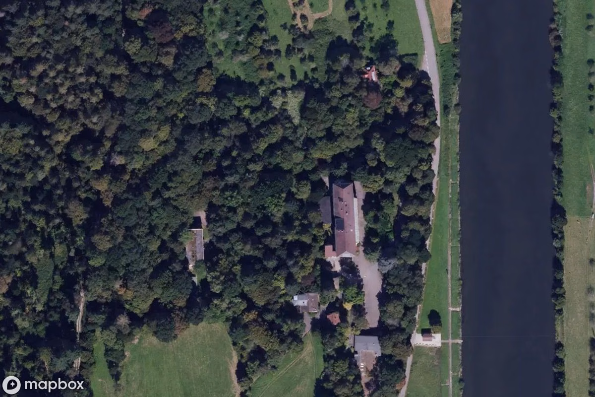 Satellietbeeld vanuit de lucht van Kapelle, een verlaten Kerk in Eberbach, Duitsland