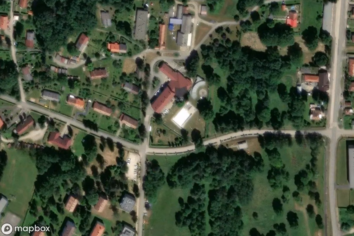 Vue aérienne satellite de Freibad, un Piscine abandonné à Lovászi, Hongrie