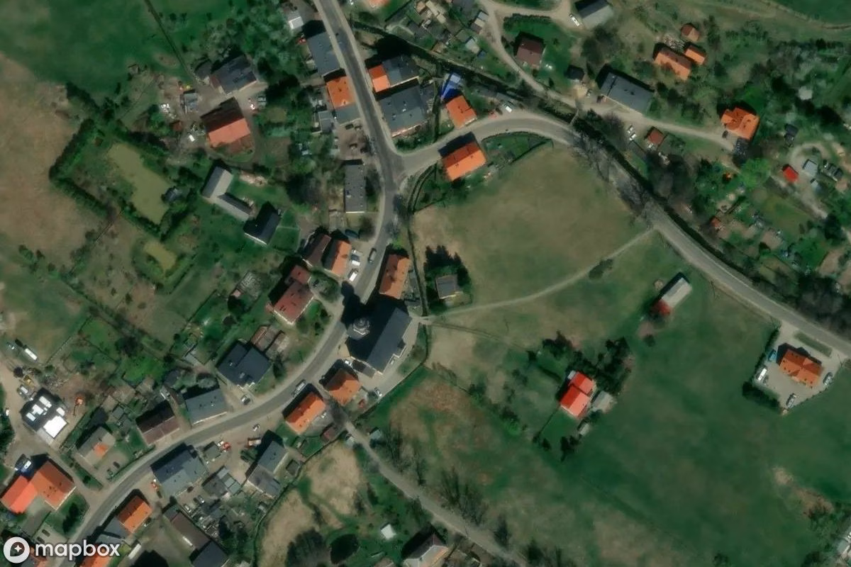 Satelitarny widok z lotu ptaka Kirche Głuszyca, opuszczone Kościół w Głuszyca, Polska