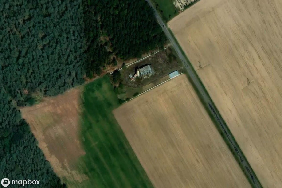 Vista aérea por satélite de Verlassenes Trocknungswerk, un  abandonado en Chocicza, Polonia