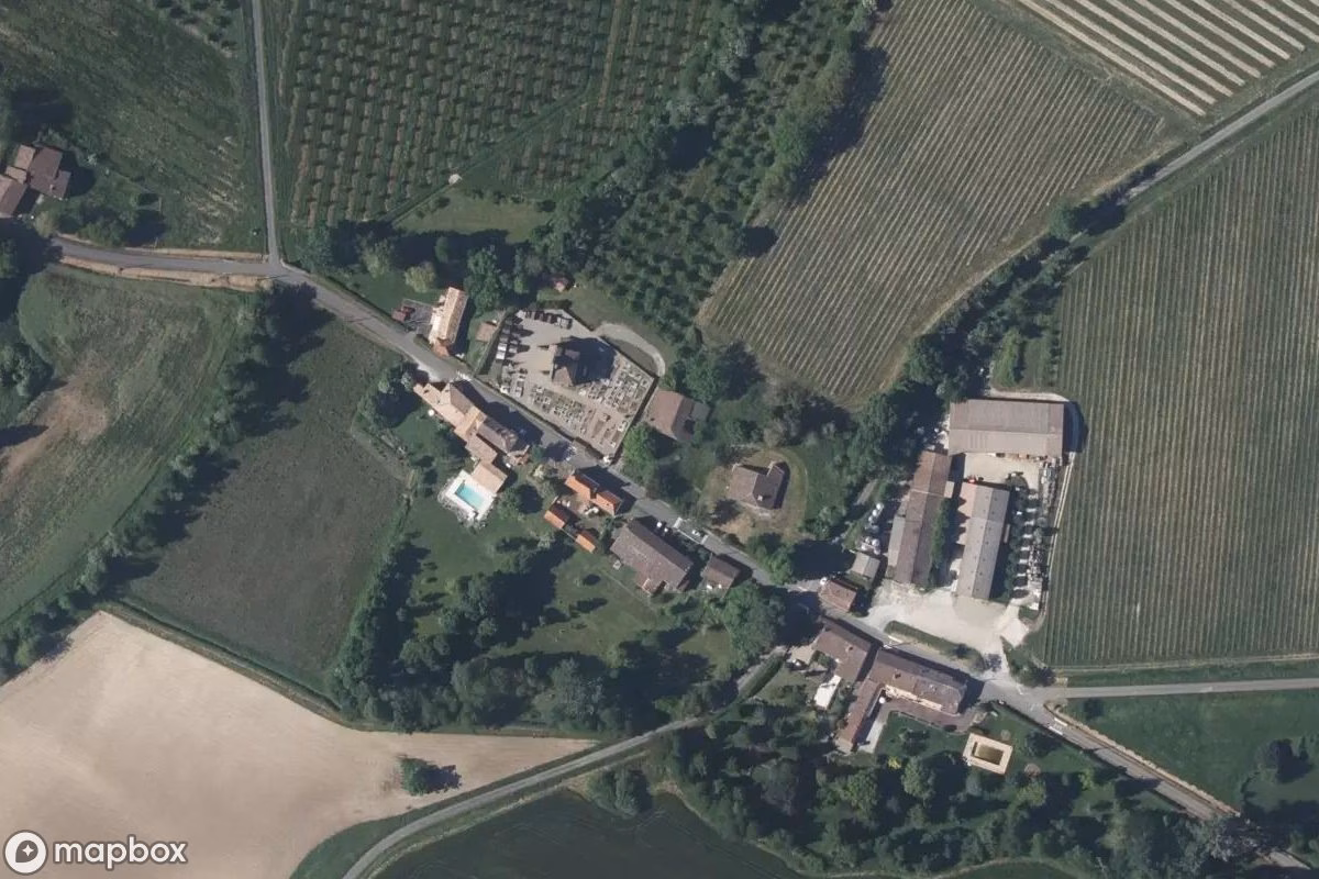 Vista aérea por satélite de Maison Cimetiere, un Residencia abandonado en Sauveterre-de-Guyenne, Francia