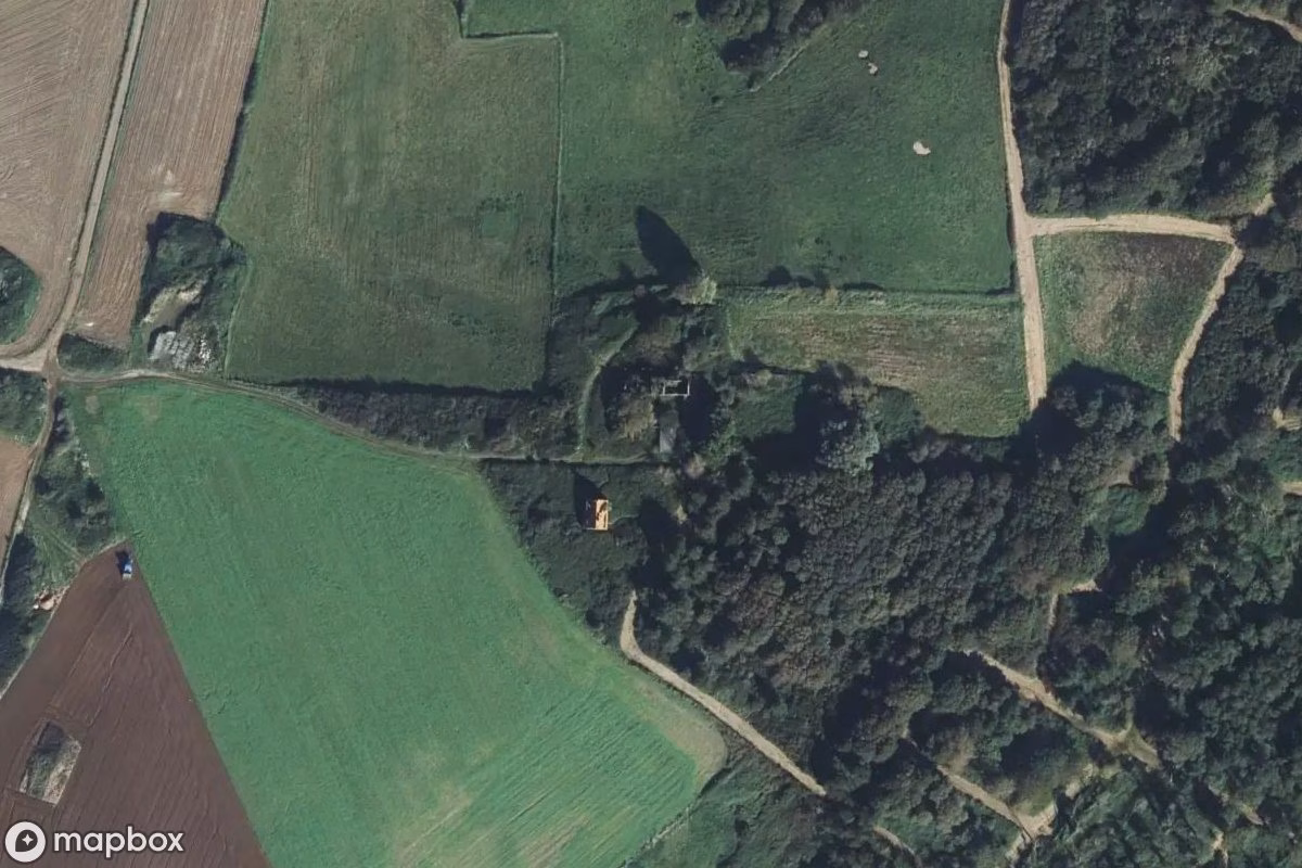 Satelitarny widok z lotu ptaka Bauernhof Merlier, opuszczone Gospodarstwo w Équihen-Plage, Francja